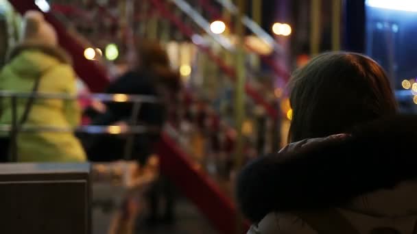 Mujer solitaria mirando a madres felices con niños en el parque, problema de infertilidad — Vídeos de Stock