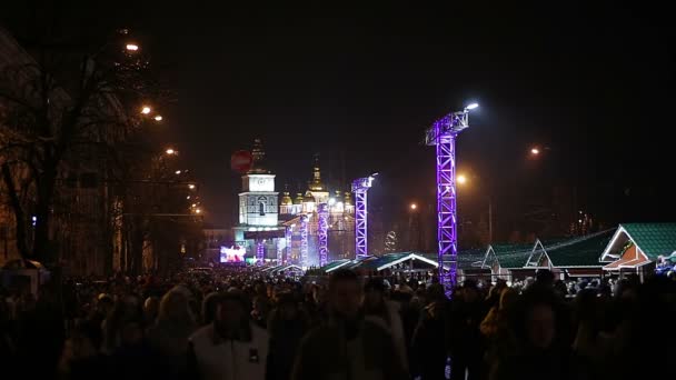 Kijów, Ukraina-19 grudnia 2015. Ludzie chodzą na głównym placu miasta. Miliony szczęśliwych ludzi korzystających uroczysty koncert na centralnym placu w wielkim mieście — Wideo stockowe