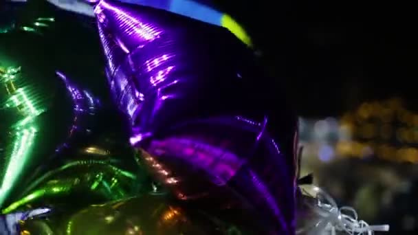 Ballons colorés agitant dans le vent, joyeux anniversaire félicitations des amis 