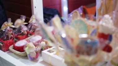 Geleneksel tatlı hediyelik kurabiye ve çikolata Noel fuarı ticaret satılan