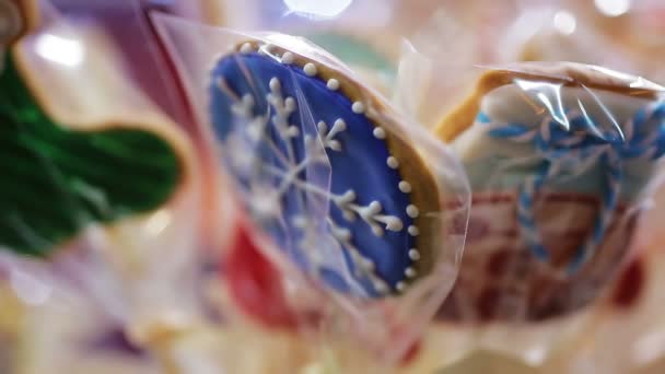 Close-up shot of traditional gingerbread cookies sold at Christmas festival — Stock Video
