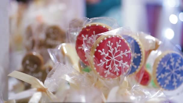 Feliz Navidad galletas vendidas en la tienda al por menor, bonitos regalos de vacaciones para amigos — Vídeos de Stock