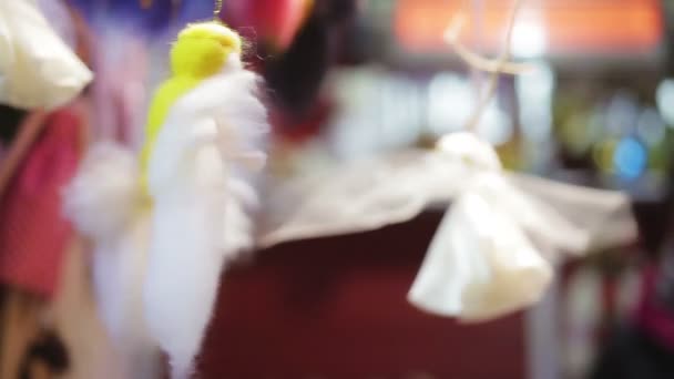 Frumoase păpuși mici agățat în fereastra magazinului de jucării, eroi de basm, teatru de păpuși — Videoclip de stoc
