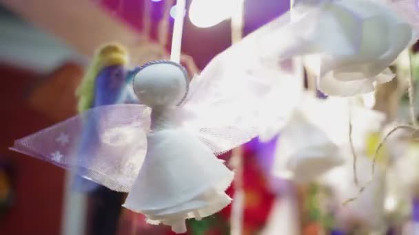 Mooie handgemaakte Toy Angel, mooie decoratie voor kerstboom, maken een wens — Stockvideo