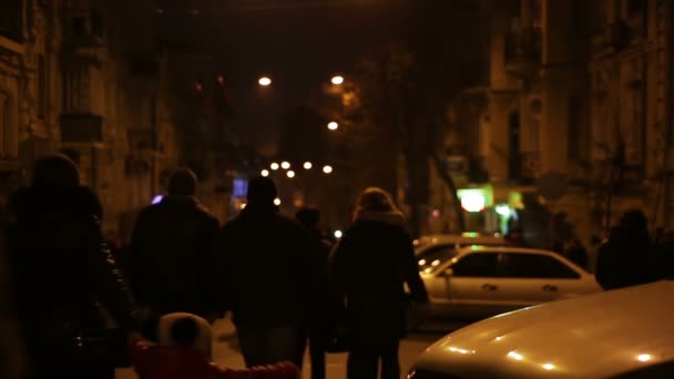 Muitas pessoas desfrutam de passeio noturno pela rua central da cidade grande, fim de semana — Vídeo de Stock