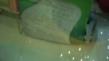 Alışveriş merkezindeki şenlik etkinliğinde kalabalık ta cam asansörden manzara