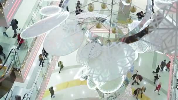 Feestelijke verlichting en decoraties mousserend in Trade Center, veel mensen winkelen — Stockvideo