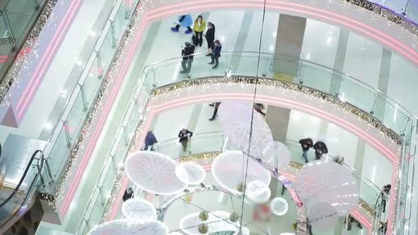 Muitas pessoas ocupadas correndo para comprar presentes de Natal, shopping center atmosfera — Vídeo de Stock