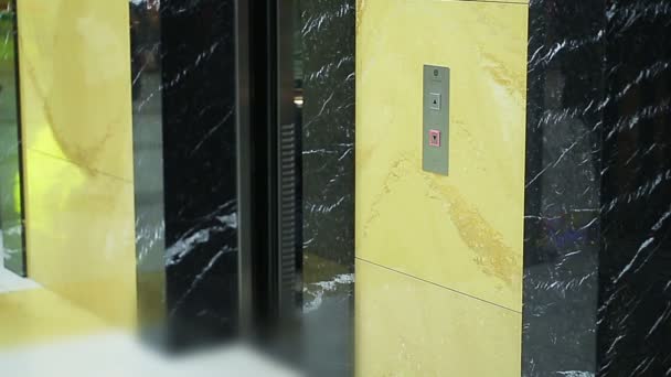 许多年轻男女争先恐后地进入贸易休闲中心的电梯 — 图库视频影像