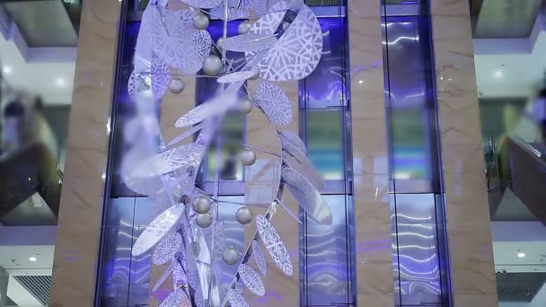 Creative Xmas glass installation decorating business center, contemporary art — Stock Video