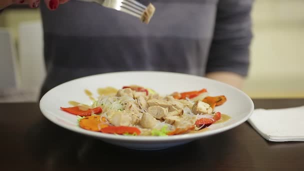 Jovencita comiendo apetitosa ensalada de pollo y verduras, manteniendo una dieta saludable — Vídeos de Stock