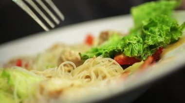 Tabakta lezzetli salata Aşırı closeup çekim, kişi kafede öğle yemeği olan?