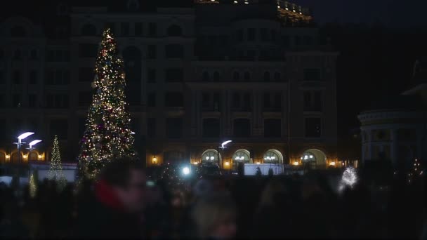 Celebración de las vacaciones de invierno en megalópolis, árbol principal de Año Nuevo en la plaza central — Vídeo de stock