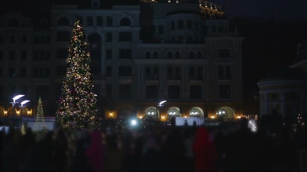 Zatłoczony nocny plac miejski, szczęśliwych ludzi korzystających Festiwal do znaku Bożego Narodzenia — Wideo stockowe