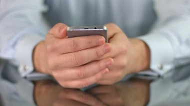 Ekran yukarı kaydırma eller smartphone, film izleyen adamım