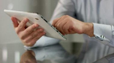 Tablet Pc dokunmatik ekran üzerinde haber kaydırma işadamı eller besleme