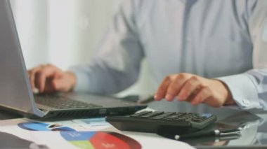 Muhasebeci laptop, telefon görüşmesi dosyasındaki veri ekleme