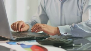 Dizüstü bilgisayar, çalışma ofis çalışanı veri, iş planı ekleme