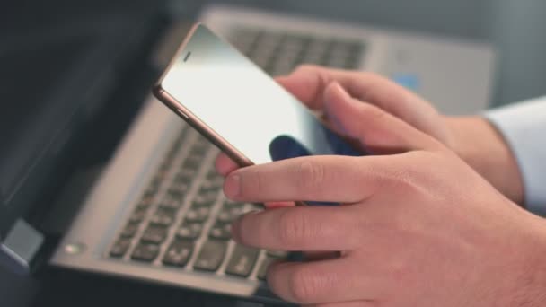 Closeup of male hands scrolling, typing message on smartphone — Stock Video