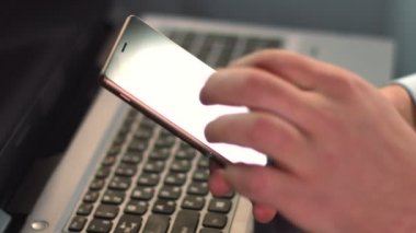 Adam yakınlaştırma resim tipik haber smartphone dokunmatik ekran üzerinde