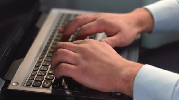 Geschäftsmann tippt auf Laptop, drückt Tasten auf Tastatur — Stockvideo