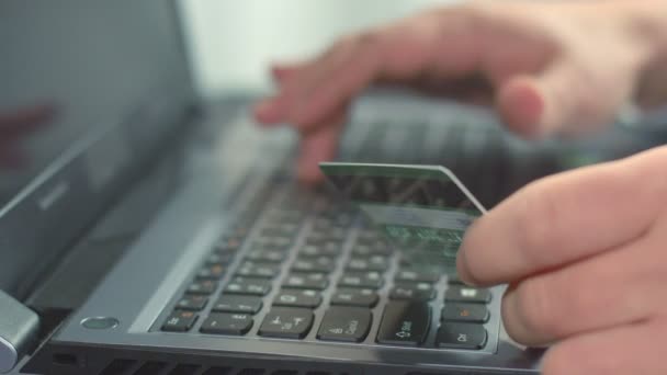 Online alışveriş Closeup erkek el banka kartı numarası ekleme — Stok video