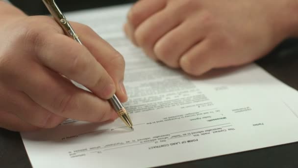 Close-up van mannenhand ondertekening van contract, zakenman maken deal — Stockvideo