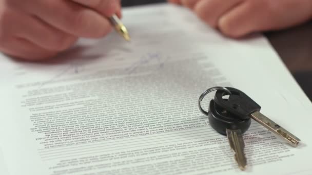 Guy ganha chaves de apartamento na loteria nacional, mão assina contrato — Vídeo de Stock