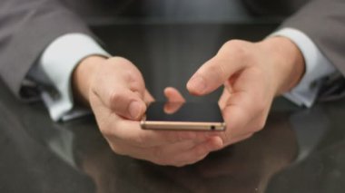 Pahalı smartphone, ekran closeup dokunmadan başparmak kullanarak patron
