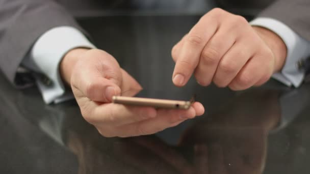 Топ-менеджер, босс печатает текст на смартфоне, отправляет сообщение — стоковое видео