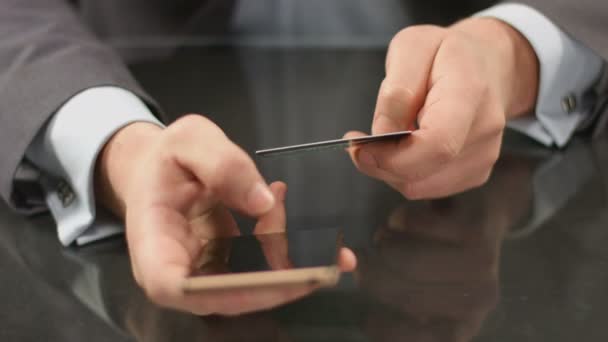 Chefe usando mobile banking no smartphone, inserindo o número do cartão — Vídeo de Stock