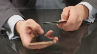 Akıllı telefon üzerinde kredi kartı numarası yazarak üst yönetici eller