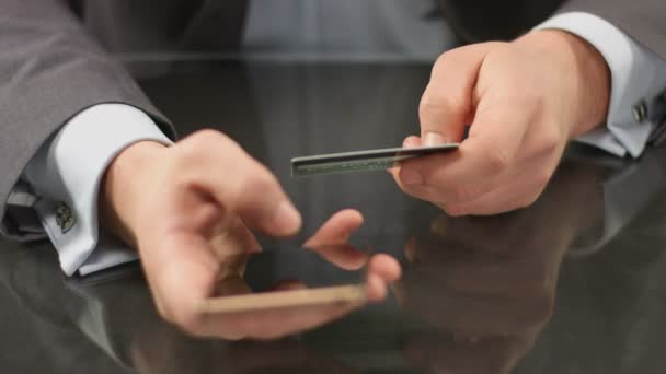 Top-Manager tippt Kreditkartennummer auf Smartphone — Stockvideo