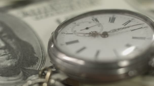 Сто доларів, кишеньковий годинник крупним планом. Час це гроші — стокове відео