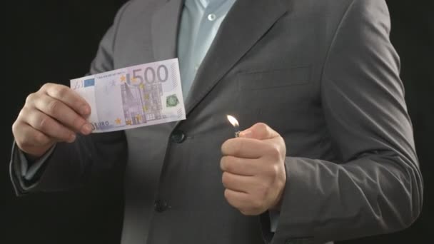 Bränna fem hundra eurosedeln, slöseri med pengar, utgifter, loser — Stockvideo