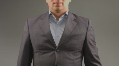 Adam tutar anahtar taşı--dan Araba, daire. Sürüş dersleri, piyango kazanmak