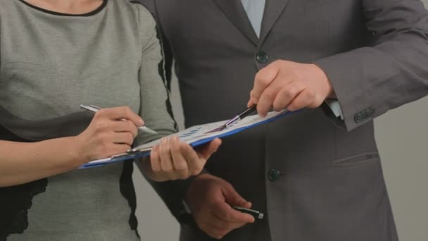 Boss talking to female employee, checking report, presentation — Stock Video