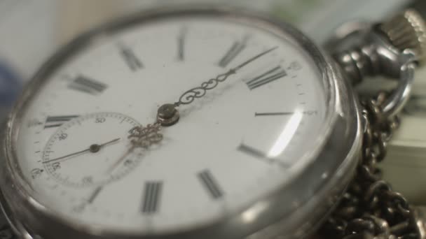 Montre de poche cadran gros plan, les mains en mouvement. Le temps passe, l'histoire — Video