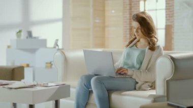 Genç kadın çalışma üstünde laptop evde, üzgün seyir meşgul
