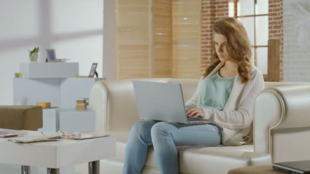 Mujer joven sentada en la habitación con el ordenador portátil, malas noticias, ruptura — Vídeos de Stock