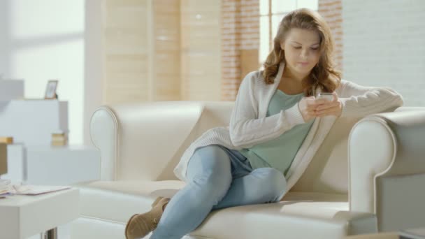 Jovens felizes sorrindo feminino conversando com namorado no smartphone — Vídeo de Stock