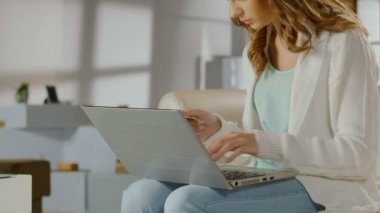 Genç bayan, dizüstü bilgisayar kullanarak banka hesaptaki bakiye kontrol kartı
