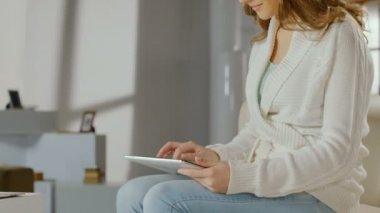 Kullanan kadın evde, tablet Pc sohbet online, film izlemek