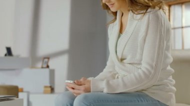 Tipik haber üstünde hareket eden telefon, sohbet casual kadın manifatura