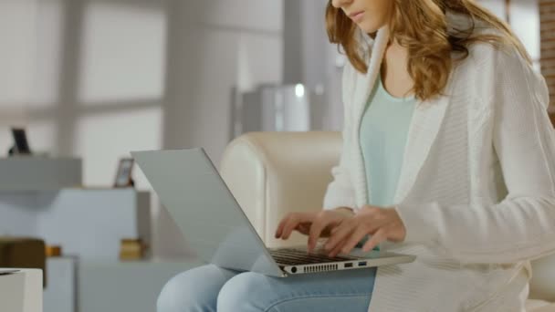 Blogger escribiendo activamente en el portátil, mujer trabajando en casa — Vídeo de stock