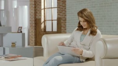 Kameraya bakarak mutlu genç kadın tablet Pc uygulama, kullanma