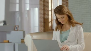 Genç ve güzel kadın online flört servisi Web sitesi dizüstü bilgisayarda kullanma