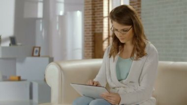 Tablet Pc, iş zevk gözlük güzel kadın tarama