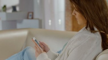 Yazarak, mesaj, smartphone üzerinden mesaj gönderme güzel Bayan