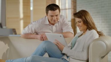 Tablet Pc, anılar aile fotoğrafları izlerken mutlu genç Çift
